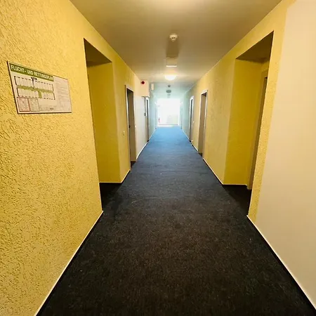 H1 Herberge-one ארפורט